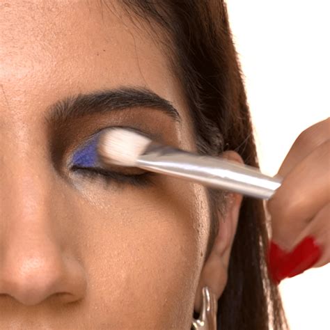 TIPS FOR WEARING BOLD BLUE EYESHADOW FOR EVERYDAY USE