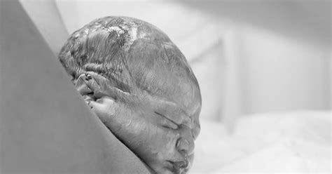 Birth Photographer Captures Exact Moment Babies' Heads Are Born In Fascinating And Rare Photos ...