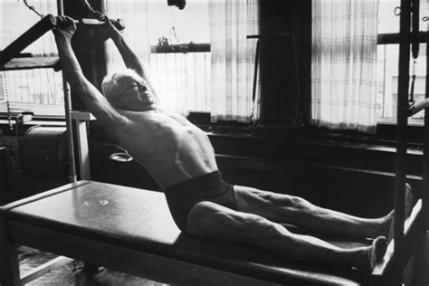 La increíble vida de Joseph Pilates, el hombre que basó su popular ...