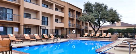 Hotels in North Dallas with Outdoor Pools | Courtyard Dallas Northwest