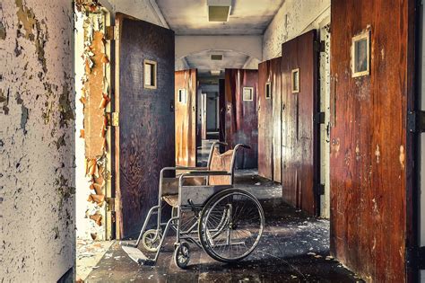 20 Haunting Photos Of Abandoned Asylums In The United States