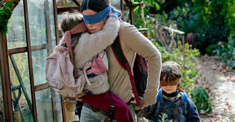 Bird Box Challenge: Netflix chiede agli utenti di piantarla di girare con bende agli occhi