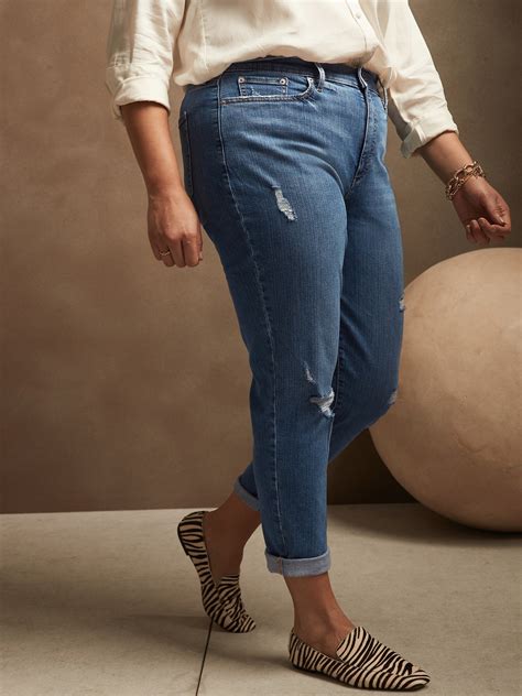 Curvy Low-Rise Medium Wash Girlfriend Jean | Banana Republic Factory