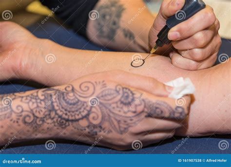 Design Henna Tattoo - Mehndi Editorial Stock Photo - Image of painting ...