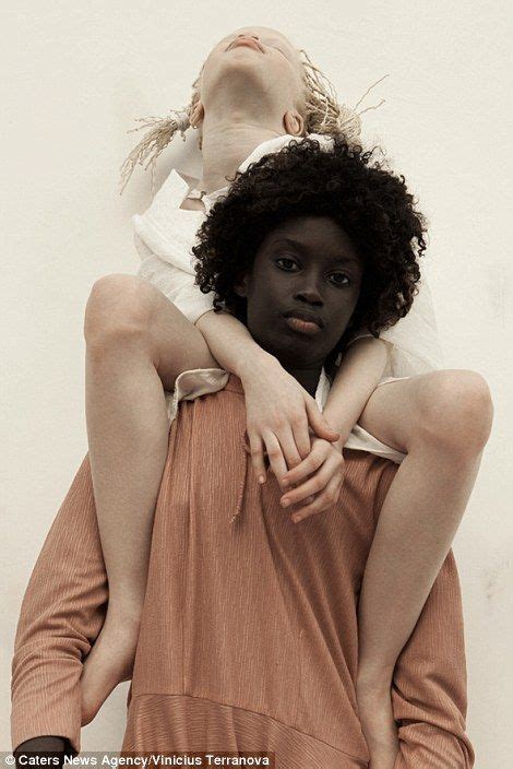 Albino twins from São Paulo become models | Black photography, Albino ...