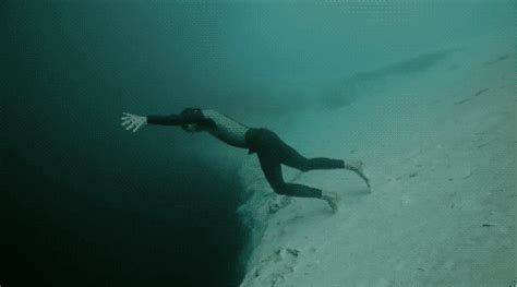 Ocean Gravity: freediver Guillaume Nery “flies” underwater in swift ocean currents – Boing Boing
