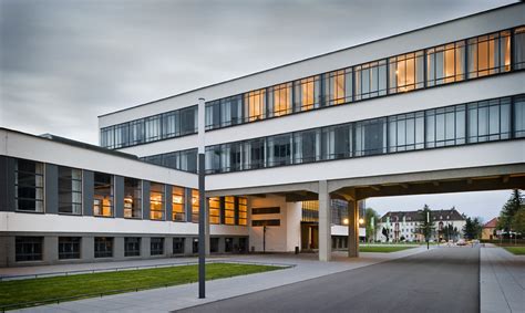 Clássicos da Arquitetura: Bauhaus Dessau / Walter Gropius | ArchDaily ...