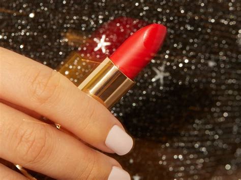 Red lipstick on dark skin eyes - polreairport