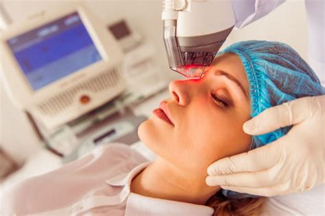 How can Intense Pulsed Light (IPL) therapy help with dry eye treatment?