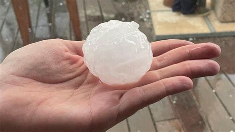 Giant hailstone: Toddler killed in violent Spanish storm - BBC News