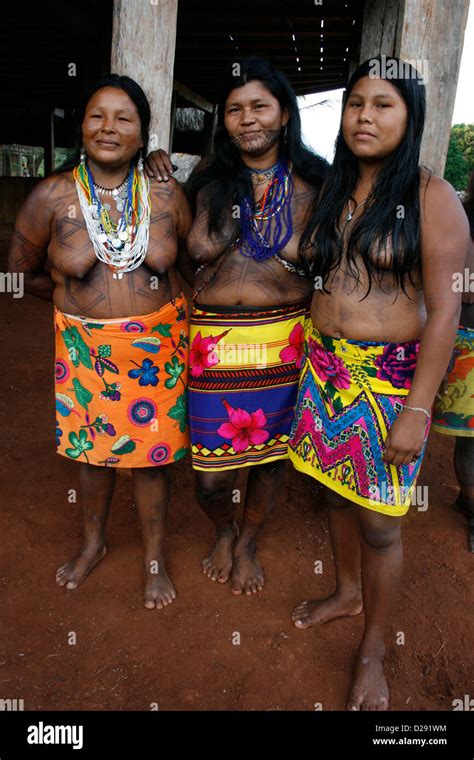 Panama, Embera Women Of The Darien Stock Photo - Alamy