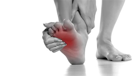 Pain in the Balls of Your Feet? Symptoms & Causes of Metatarsalgia ...