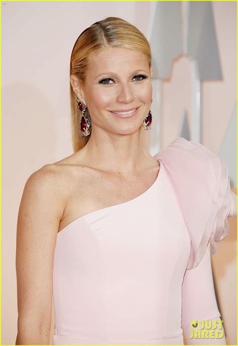 Gwyneth Paltrow Has a Giant Shoulder Flower at Oscars 2015: Photo ...