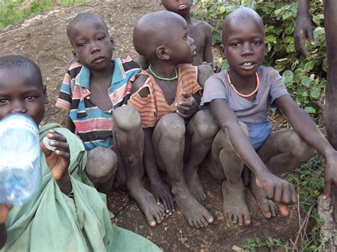 Karamoja, enfants du village | African people, Studio photography, Garden sculpture