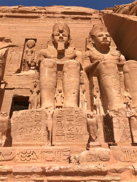 Explore el majestuoso y majestuoso templo de Ramsés II de 3.200 años de antigüedad en Abυ Simbel ...