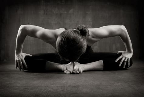 One day I want to have yoga pictures taken in black and white like this ...