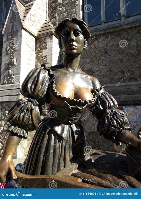 Molly Malone Statue in Dublin Stock Image - Image of tourism, tart ...