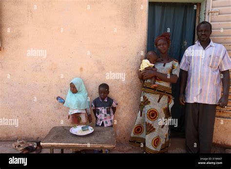 Poor african family hi-res stock photography and images - Alamy