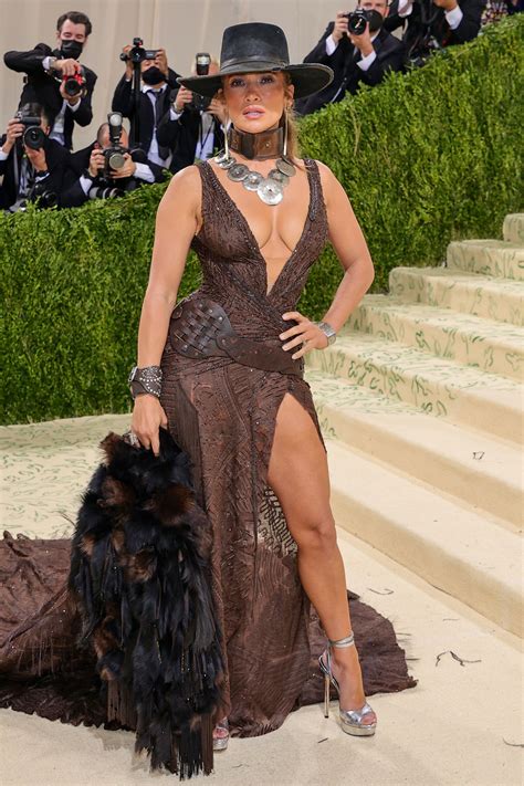 Jennifer Lopez walks Met Gala red carpet sans Ben Affleck