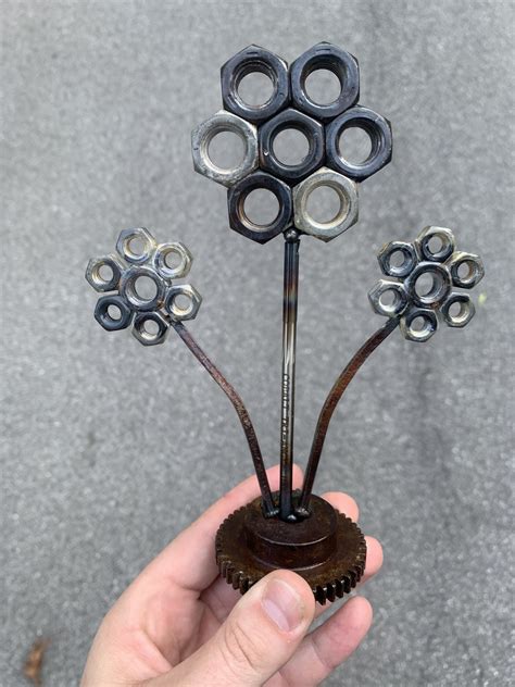 Welded metal flowers #metalart | Welding art projects, Welding art, Metal flowers