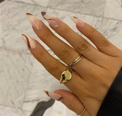 Pin by 𝐂𝐚𝐫𝐨𝐥𝐢𝐧𝐞 on Beauty in 2021 | Brown acrylic nails, Minimal nails ...