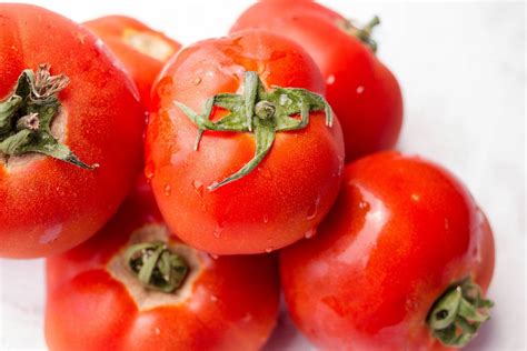 Group of tomatoes on white background - Creative Commons Bilder