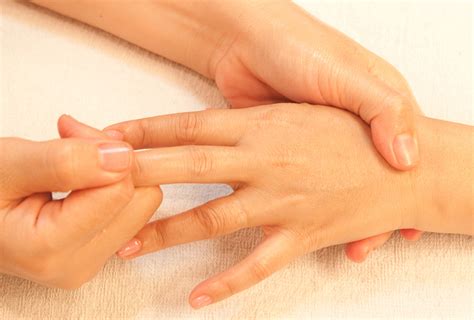 How to Manage Swollen Fingers - eMediHealth