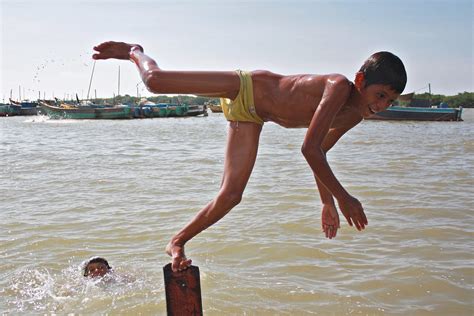 Niño de Puerto Pizarro,Tumbes | Otra divertida toma de un ni… | Flickr