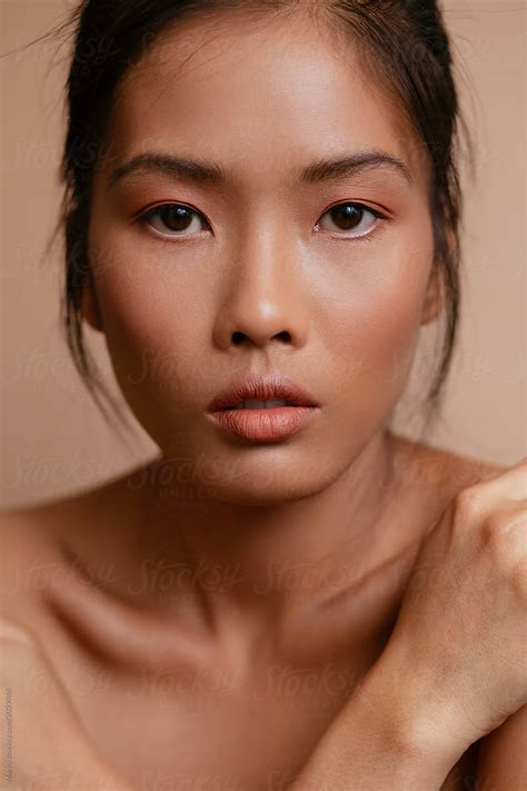 «Studio Beauty Portrait Of Asian Woman» del colaborador de Stocksy ...