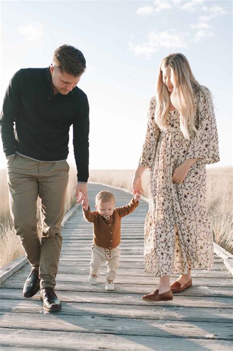 15+ Family Photo Outfit Ideas For Every Season - Simple & Classy! (2023)