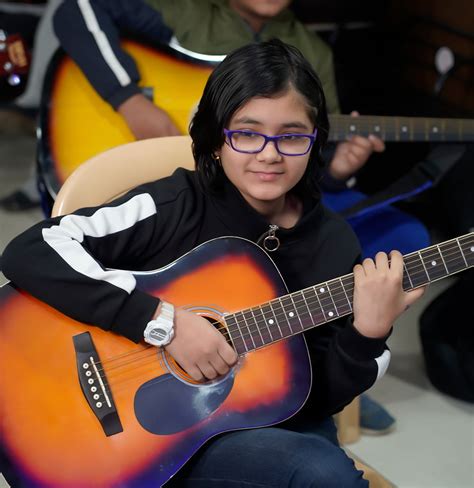 Guitar Classes In Gurgaon - Ragaaz Music Academy - Best Guitar Classes