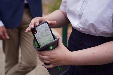 Federal Education MinisterJason Clare backs national policy for school phone rules - ABC News