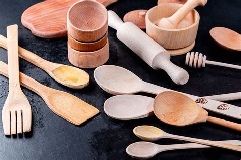 Set of metal kitchen utensils on white background (Flip 2020) - Creative Commons Bilder