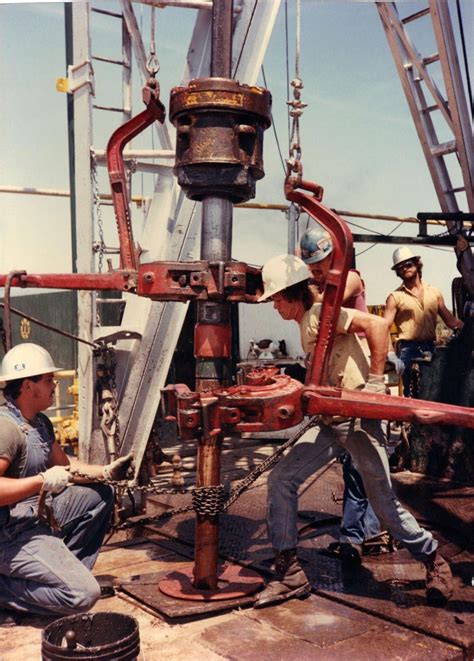 OIL RIGGERS IN TEXAS | Oil rig jobs, Oil platform, Oil drilling