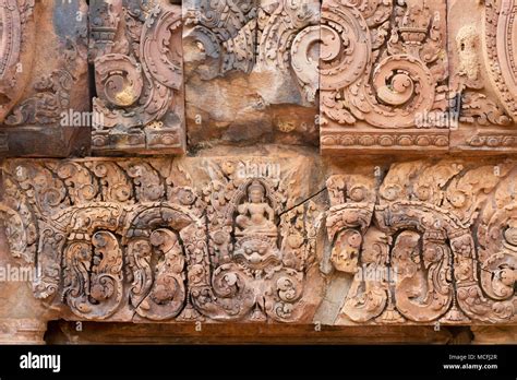 Banteay Srei carvings - Ancient hindu carvings on lintels, Banteay Srei ...