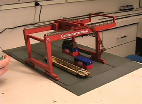 Heljan HO scale operating container crane video | ModelRailroader.com