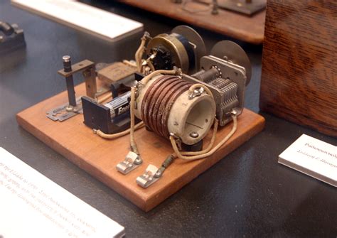 File:Homemade radio receiver with razorblade.JPG - Wikipedia, the free encyclopedia