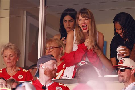 Taylor Swift At Super Bowl Parade - Image to u