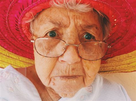 Fotos gratis : mujer, antiguo, retrato, color, sombrero, dama, expresión facial, abuela, de ...