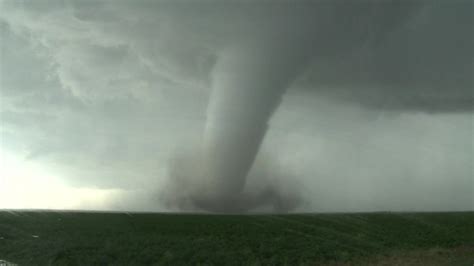 Caçador de tempestades registra tornado prestes a destruir casa nos EUA ...