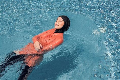 Apa Hukumnya Perempuan Berenang di Kolam Umum Menurut Islam? : Okezone Muslim
