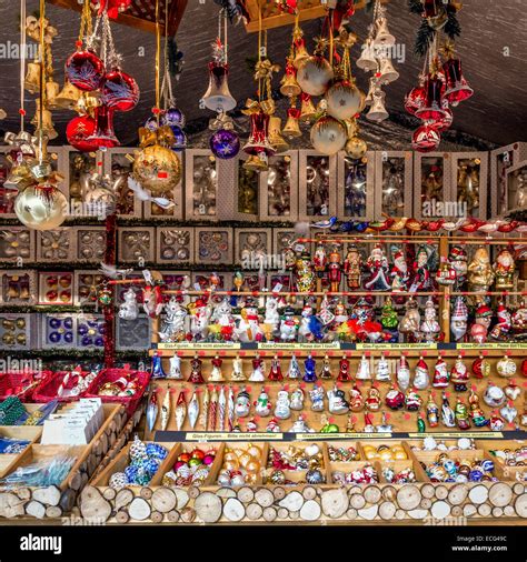 Christmas market stall, Xmas baubles & decorations, Berliner Stock Photo: 76571976 - Alamy