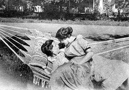 File:Women In Hammock romantic friendship.jpg - Wikimedia Commons