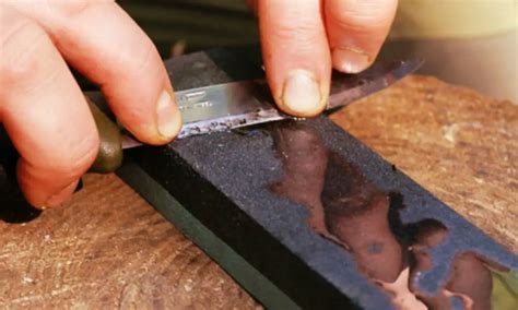 What Oil Should I Use for Sharpening? A Complete Simple Guide | Knife Pulse