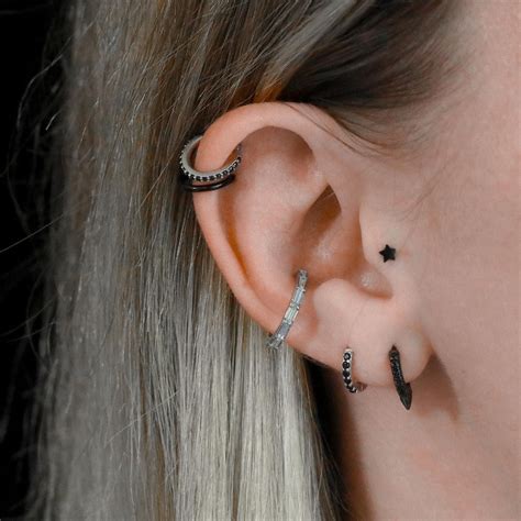 Black & Silver Ear Piercing Ideas Helix Piercing, Conch Piercing ...