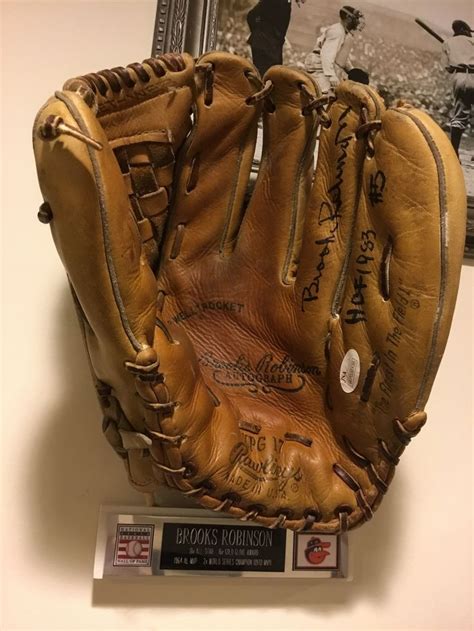 Brooks Robinson signature glove, Brooks Robinson autograph, circa 1970