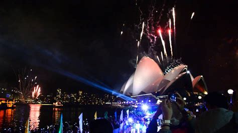 2013 Sydney New Year's Eve Fireworks at East Circular Quay - YouTube