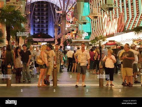 People enjoying the Las Vegas nightlife downtown on Fremont Street, Las Vegas, Nevada, USA Stock ...