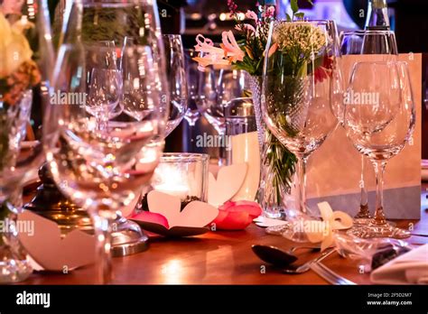 Candle light dinner flower vase hi-res stock photography and images - Alamy