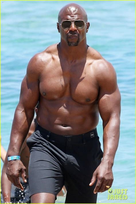 Actor Terry Crews shows off his buff body while celebrating 50th Birthday on the Beach (Photos)